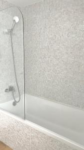 Kúpeľňa v ubytovaní Suite Junior Layon - Maison Bossoreil