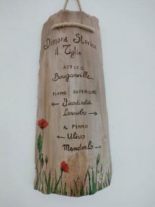 una bolsa de arpillera con escritura con flores rojas en Dimora Storica Il Tiglio, en Castellana Grotte