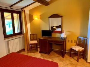 a bedroom with a desk and a mirror and a bed at Agriturismo San Felicissimo in Ponte Felcino