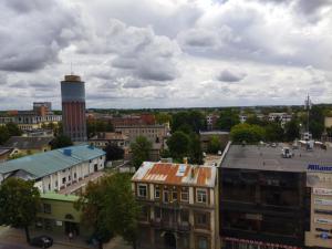 una vista aérea de una ciudad con una torre de agua en Itaja Apartment 91, en Šiauliai