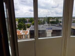 una vista desde la ventana de un edificio en Itaja Apartment 91, en Šiauliai