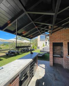 cocina al aire libre con chimenea y patio en Apartamentos Picabel, en Cangas de Onís