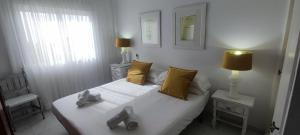 En eller flere senge i et værelse på Nerja Gaviota holidays piscina y playa + 57 billeder