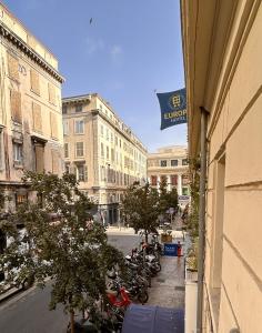 eine Gruppe von Motorrädern, die außerhalb eines Gebäudes geparkt sind in der Unterkunft Bel appartement climatisé 2 chambres à 20m du Vieux-Port in Marseille
