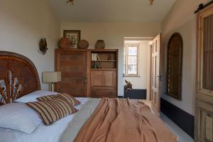 um quarto com uma cama e uma cabeceira em madeira em Maisons 322 - La Lumineuse em Le Bois-Plage-en-Ré