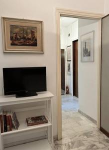 ein Wohnzimmer mit einem Flachbild-TV an der Wand in der Unterkunft Tiberia Apartment in Rom