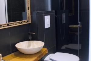 La salle de bains est pourvue d'un lavabo et de toilettes. dans l'établissement Bon'appart, à Ajaccio