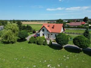 een luchtzicht op een huis met een tuin bij Agroturystyka Sajkiewicz in Suchowola