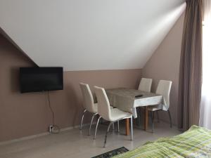 Televízia a/alebo spoločenská miestnosť v ubytovaní Anna apartman