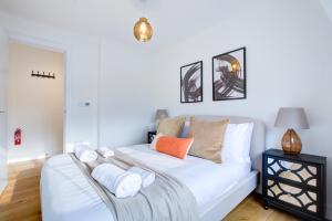 Un pat sau paturi într-o cameră la Stylish Apt with Balcony and easy central access