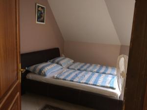 Posteľ alebo postele v izbe v ubytovaní Anna apartman