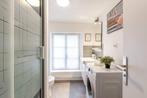 La salle de bains est pourvue d'un lavabo, de toilettes et d'une fenêtre. dans l'établissement Esope-Ravissant T2 en plein centre de Château-Thierry, à Château-Thierry