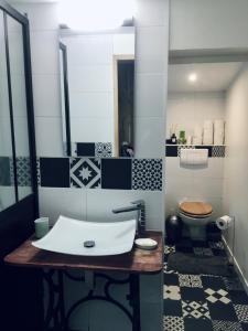 La salle de bains est pourvue d'un lavabo et de toilettes. dans l'établissement guesthouse bassin d'arcachon à la hume, à Gujan-Mestras
