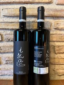 due bottiglie di vino sedute l'una accanto all'altra di Agroturismo el Encuentro a Leza