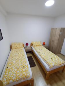 twee bedden in een kamer met ermottermottermott bij Sobe Ana in Sombor