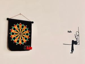 een dartbord hangend aan een muur met een foto bij HeyMuji Projector-Netflix-Darts-Near Lotus in Kluang