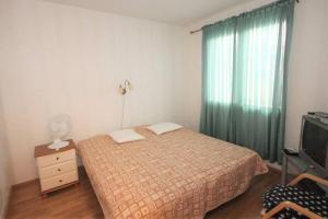 - une chambre avec un lit, une commode et une télévision dans l'établissement Omakotitalo 4-6 hengelle - House, à Lahti
