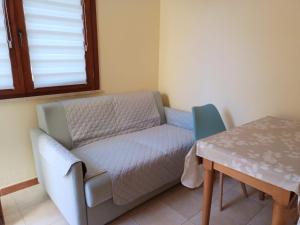 a small room with a couch and a table at La pecorella in vacanza IUN R3384 in Pula