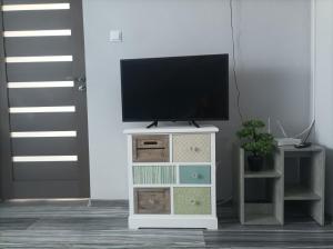 a living room with a tv on top of a dresser at Casa Katiușa in Jurilovca