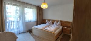 ein Schlafzimmer mit einem Bett und einem großen Fenster in der Unterkunft Angi's Apartment in Sankt Lorenzen ob Murau