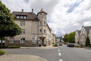 un bâtiment situé sur le côté d'une rue dans l'établissement Modernes Zuhause - Küche - Top Anbindung - High WLAN, à Holzwickede