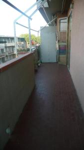 un corridoio vuoto di un edificio con porta aperta di Casa Daniela a Follonica