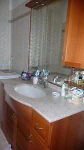 un bancone del bagno con lavandino e specchio di Casa Daniela a Follonica
