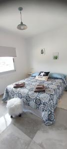 a bedroom with a bed with a cat sitting next to it at ESPACIO UNO in Belén de Escobar