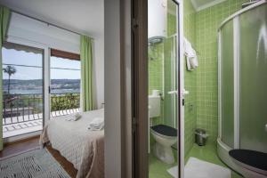 y baño con cama, ducha y aseo. en Villa Marija, en Trogir