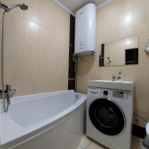 a bathroom with a washing machine and a washer at 2кк люкс 3-я Слободская/Кузнецкая in Mykolaiv