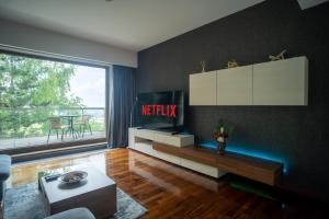 Televisyen dan/atau pusat hiburan di With a View Residence - Luxury Apartament - Panoramic view over the City