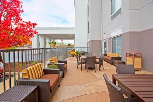 un patio con mesas y sillas en el balcón en SpringHill Suites Pittsburgh Monroeville, en Monroeville