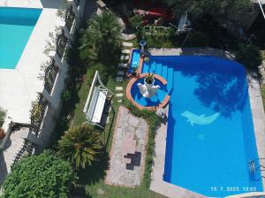 una vista aérea de una piscina en un patio en Apartments Pekic, en Bar