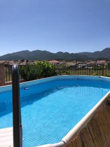 - une piscine avec vue sur les montagnes dans l'établissement Casa de Piedra la Loma, à Calar de la Santa