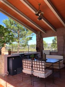 un patio al aire libre con mesa y sillas en Casa de Piedra la Loma, en Calar de la Santa