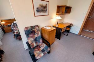 多瑙新城的住宿－克魯博酒店，客房配有书桌、椅子、书桌和书桌。