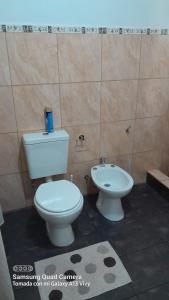 uma casa de banho com um WC e um bidé em Casa de la Oma em Ruiz de Montoya