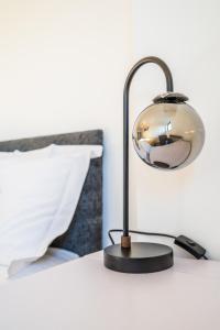 una lámpara negra sentada sobre una cama en Leicester Luxury Apartment - Waterview, en Leicester