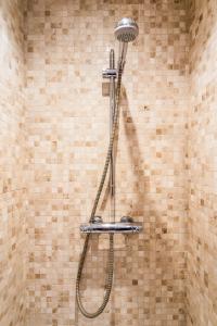una ducha con cabezal de ducha en un baño en Leicester Luxury Apartment - Waterview, en Leicester