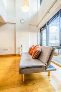 un sofá con almohadas en la sala de estar en Leicester Luxury Apartment - Waterview, en Leicester