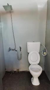 bagno con servizi igienici e tubo dell'acqua di Rustika Glamping a Kampong Tanjong Che Lahom