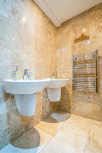 un baño con lavabo y ducha en Leicester Luxury Apartment - Waterview, en Leicester 57 fotos más