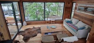 a living room with a couch and a table at Refugio PIREN, Corralco, Hot Tub y nieve in Curacautín