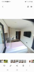 1 dormitorio con 1 cama grande y TV de pantalla plana en 64 Salmon Street en Londres