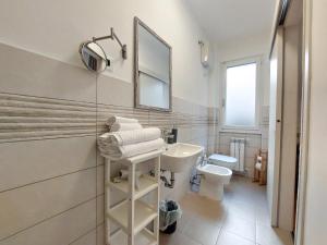 bagno con lavandino, servizi igienici e specchio di MyWay Trieste Rooms a Trieste