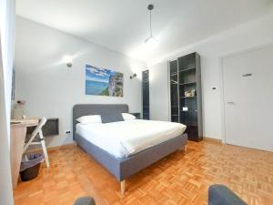 a bedroom with a bed and a desk in it at MyWay Trieste Rooms in Trieste