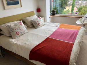 Postel nebo postele na pokoji v ubytování 5 Bed House - Sleeps 15 - Pets - Garden - Parking