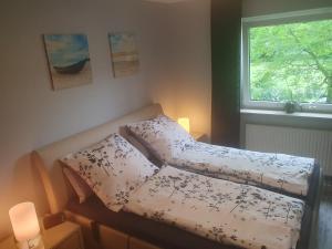 um quarto com duas almofadas numa cama com uma janela em Mövenschiss em Wremen