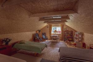 1 dormitorio con 2 camas, mesa y ventana en Stable house, en Kodavere