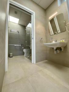 bagno con lavandino e servizi igienici di BeeApartments a Bari
